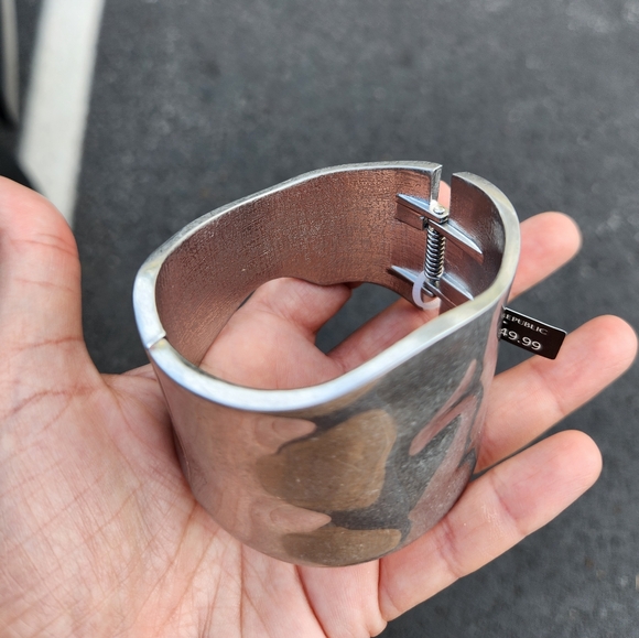 - Banana republic silver hammereed cuff bracelet NWT - Picture 5 of 5